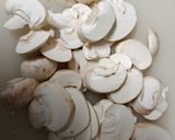 Une image de l'étape 2 de Risotto Lardons Champignons.