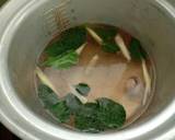 รูปขั้นตอนการทำที่ 2 ของ ต้มไก่ใส่ใบกะเพรา