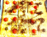 Foto del passaggio 2 della ricetta Pizzette di pasta sfoglia con olive e pomodorini