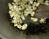 Foto langkah ke 3 dari resep Creamy Matcha Popcorn.