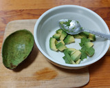 Foto del paso 3 de la receta: Aguacate relleno de camarones