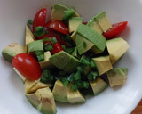 Foto del paso 2 de la receta: Huevo con aguacate y tomates uva