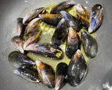 A picture of step 2 of Spaghetti of tomato and mussels.