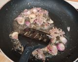 Foto langkah ke 3 dari resep Tumis Ikan Keranjang.