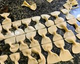 Foto del paso 4 de la receta: Fideos moñitos casero o farfalle