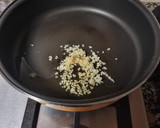 Foto del paso 2 de la receta: Gulas con langostinos, almejas y tomate