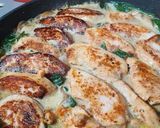 Foto del paso 4 de la receta: Ñoquis al pesto rojo con pechuga de pollo marinada en salsa de champiñones con espinacas