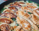 Foto del paso 4 de la receta: Ñoquis al pesto rojo con pechuga de pollo marinada en salsa de champiñones con espinacas
