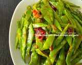 A picture of step 5 of Chinese stir fry - Snow Peas with dried shrimps and garlic.