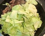 Foto langkah ke 2 dari resep Kubis tumis Daging Sapi.