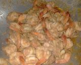 รูปขั้นตอนการทำที่ 3 ของ ผัดกุ้งกระเทียม (แบบมีน้ำ)