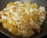 Foto del paso 1 de la receta: Huevos rotos con gulas