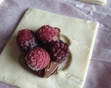 Une image de l'étape 3 de Feuilletés gourmands aux fruits rouges et chocolat 😋.