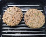 Foto del paso 4 de la receta: Hamburguesa de lentejas con ensalada