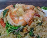 รูปขั้นตอนการทำที่ 20 ของ ข้าวผัด กะเพราคลุก กุ้ง กลิ่นหอมฟุ้ง รสชาติจัดจ้าน