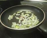 Foto del paso 1 de la receta: Salteado de gambas, cebolla y espárragos trigueros