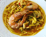 Foto del paso 10 de la receta: Pollo con fideos y gambones