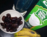 A picture of step 1 of Dates and banana shake.