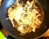 Foto del paso 2 de la receta Merluza con champiñones y salsa de cebolla con trufa