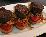 Foto del paso 9 de la receta: Pincho de Morcilla con Piquillos, Cebolla caramelizada y Piñones