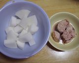 A picture of step 1 of Simmered Daikon and Canned Mackerel.