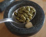 Foto del paso 1 de la receta Pesto vegano de aguacate y pipas de calabaza