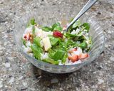 Foto del paso 1 de la receta: Ensalada de arroz con rúcula🌿, frutillas🍓 y queso Mardelplata 🧀