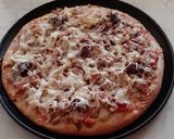 Tonhalas es szalámis pizza recept fázis 8 fotója