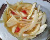 Foto langkah ke 2 dari resep Omelet Bawang Bombay.