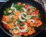 Foto del paso 1 de la receta Salmón a la pimienta con verduras y patatas
