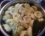 Foto del paso 1 de la receta: Ravioli de ricotta y espinacas con salsa de gulas