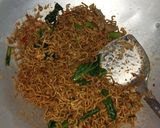 Foto langkah ke 6 dari resep Mie Goreng Satset.