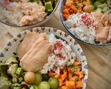 Foto del paso 3 de la receta: Poke de arroz con filete de salmón, uvas, zanahoria y aguacate