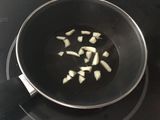 Ensalada de garbanzos con atún, canónigos y salsa de verduras