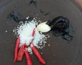 Foto langkah ke 1 dari resep Sambal Petis Timun.