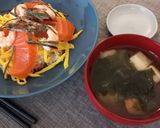 Foto del passaggio 11 della ricetta Chirashi sushi con frittata e gamberi (con le cose che ho trovato in frigo)