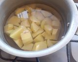 A picture of step 2 of Alu paratha.