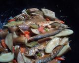 Foto langkah ke 4 dari resep Tumis Terong Ikan Asin.