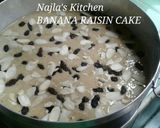 Foto langkah ke 4 dari resep Banana Raisin Cake.