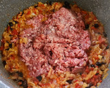 Foto del paso 2 de la receta: Pastel de papa con relleno de carne - con cebolla, morrón, aceituna, huevo duro y pasas de uva