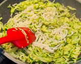 Foto del paso 4 de la receta: Zoodles de calabacín con espaguetis de merluza