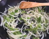Foto del paso 2 de la receta: Jurel enlatado en salsa de coco y tomate