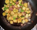 Foto del passaggio 1 della ricetta Fusilli integrali con zucchine e tonno