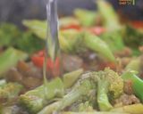 A picture of step 4 of Stir-Fry Beef with Broccoli in Oyster Sauce.