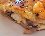 Foto del paso 7 de la receta: Empanadas de hojaldre rellenas de langostinos, queso, champiñones y aceitunas