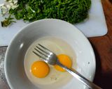 Foto langkah ke 2 dari resep Telur dadar daun So.