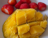 Foto del paso 1 de la receta: Ensalada de fresas y mango