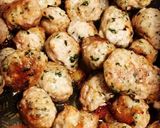 Une image de l'étape 2 de Boulettes de viande de porc au herbes et sauce tomate.