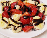 Foto del paso 3 de la receta: Ensalada dulce de fresas y plátano con chocolate 🍓🍓🍌
