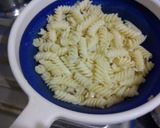 A picture of step 2 of White sauce pasta.